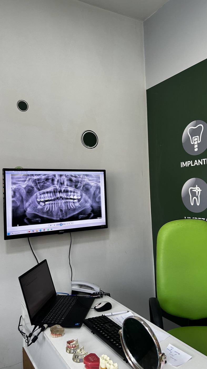 Raio-X panorâmico exibido em tela durante a avaliação