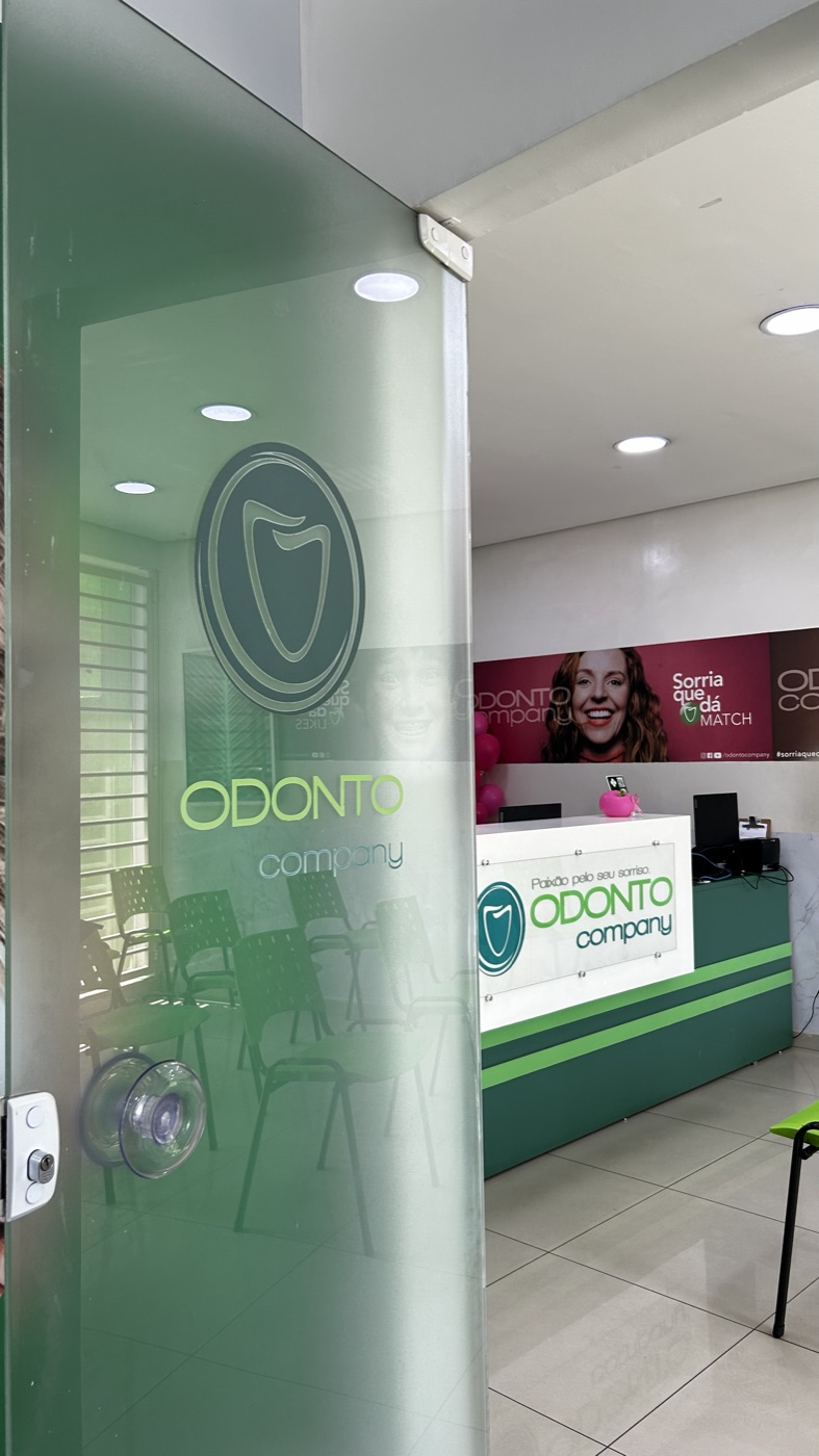 Recepção da OdontoCompany em Perus, com a equipe e o ambiente da clínica